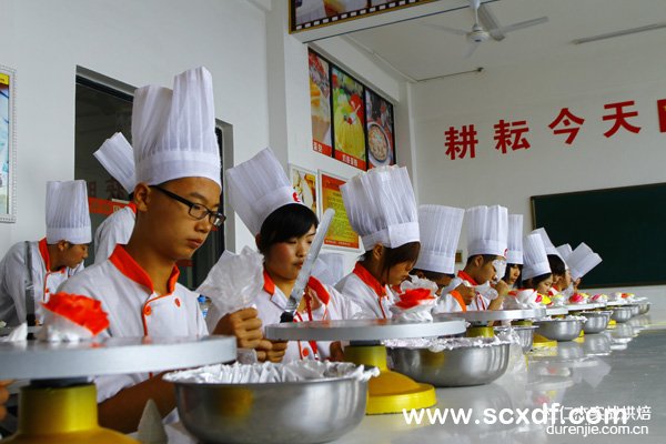杭州杜仁杰实战烘焙学校专业培养西点蛋糕人才
