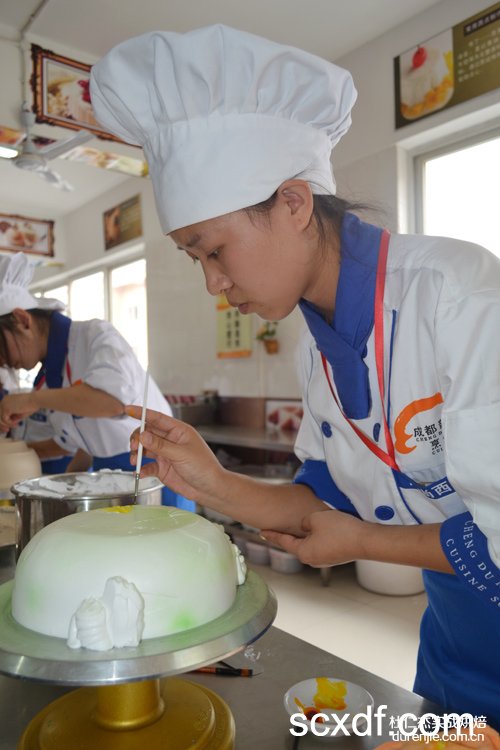 西点女孩专注比赛——杭州杜仁杰实战烘焙学校