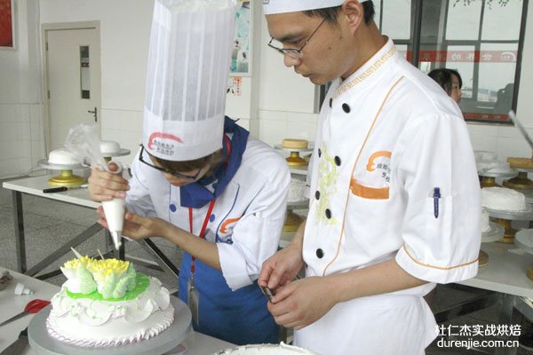 一个美丽的蛋糕终于快完成了—杭州西点学校
