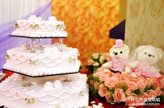 备受年轻人欢迎的婚庆蛋糕——杭州杜仁杰实战烘焙学校