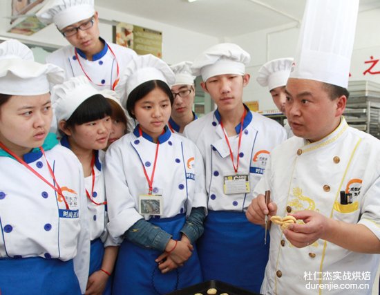 同学们与付大师交流——杭州杜仁杰实战烘焙学校