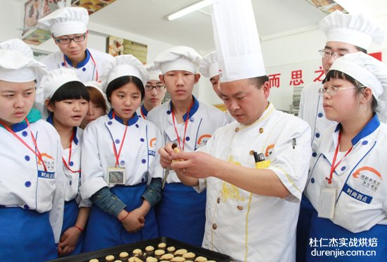 付大师高超的技术让同学们惊叹不已——杭州杜仁杰实战烘焙学校