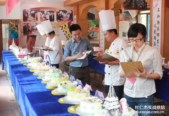 老师认真考核——杭州杜仁杰实战烘焙学校