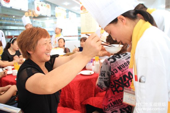 杜仁杰学子烹制美食献礼母亲节