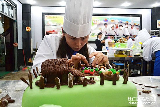 杭州杜仁杰学子正在制作蛋糕——杭州杜仁杰实战烘焙学校