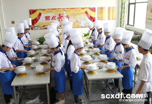杭州杜仁杰学子正在练习抹蛋糕胚——杭州杜仁杰实战烘焙学校